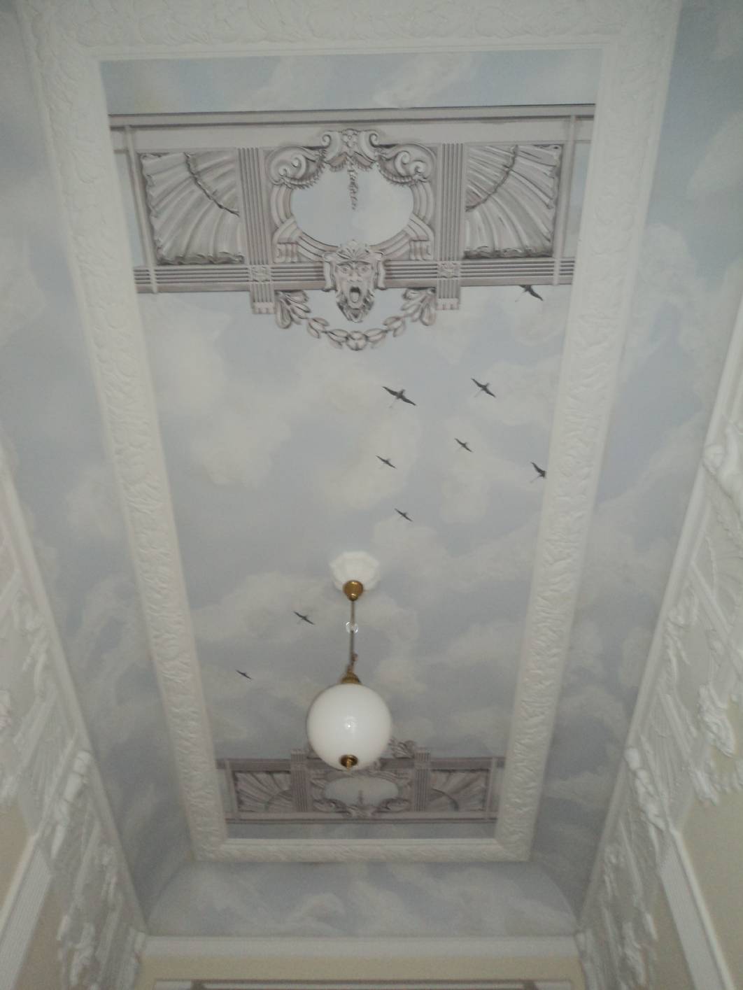 Der Maler - Innungsbetrieb Malermeister Schimpf beschäftigt sich mit Exklusiven Malerarbeiten. In diesem Eingangsbereich wurde eine Deckenmalerei als Graumalerei oder Schattenmalerei mit einem gemalten Himmel in Lasur angebracht. Zudem wurden in dem Haus aus dem Jugendstil hochwertige Malerarbeiten ausgeführt. Ein Gestaltungskonzept als Restaurierung wurde für das Treppenhaus und die Fassadenmalerei entwickelt und angebracht. Es wurde na dem Restaurator –ischen Ansatz gearbeitet.